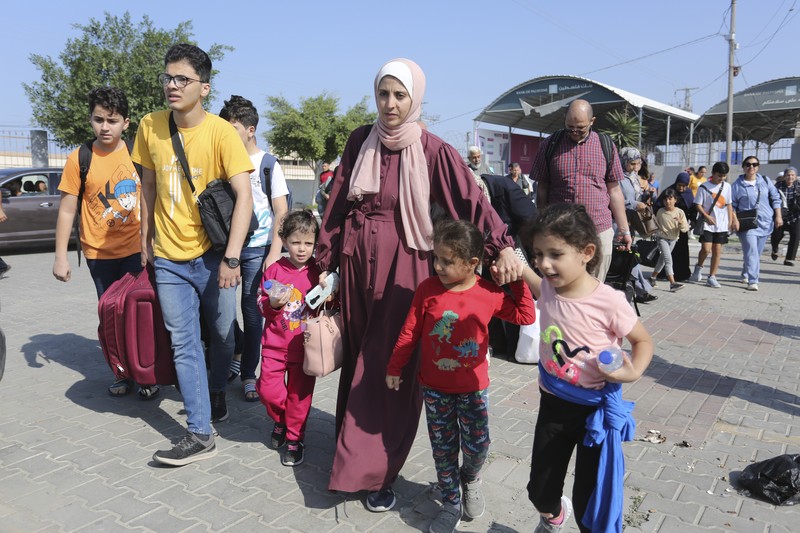Warga Palestina menyeberang ke perbatasan Mesir dengan Jalur Gaza Rabu, 1 November 2023. di Rafah Rabu, 1 November 2023. Warga Palestina menyeberang ke perbatasan Mesir dengan Jalur Gaza Rabu, 1 November 2023. di Rafah Rabu, 1 November 2023. (AP Photo/Hatem Ali)