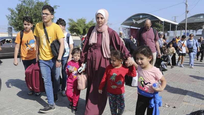 Warga Palestina menyeberang ke perbatasan Mesir dengan Jalur Gaza Rabu, 1 November 2023. di Rafah Rabu, 1 November 2023. (AP Photo/Hatem Ali)