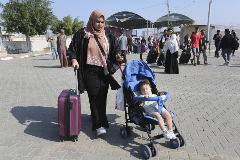 Warga Palestina menyeberang ke perbatasan Mesir dengan Jalur Gaza Rabu, 1 November 2023. di Rafah Rabu, 1 November 2023. Warga Palestina menyeberang ke perbatasan Mesir dengan Jalur Gaza Rabu, 1 November 2023. di Rafah Rabu, 1 November 2023. (AP Photo/Hatem Ali)