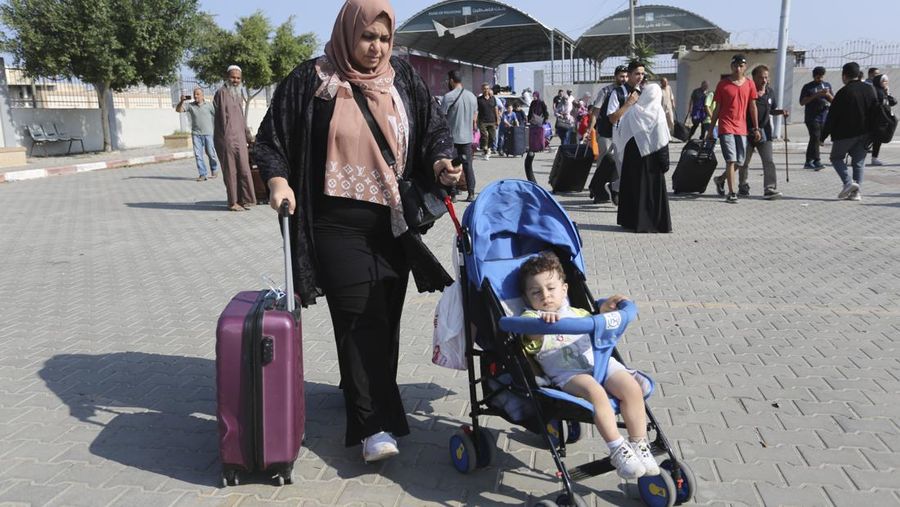 Warga Palestina menyeberang ke perbatasan Mesir dengan Jalur Gaza Rabu, 1 November 2023. di Rafah Rabu, 1 November 2023. (AP Photo/Hatem Ali)