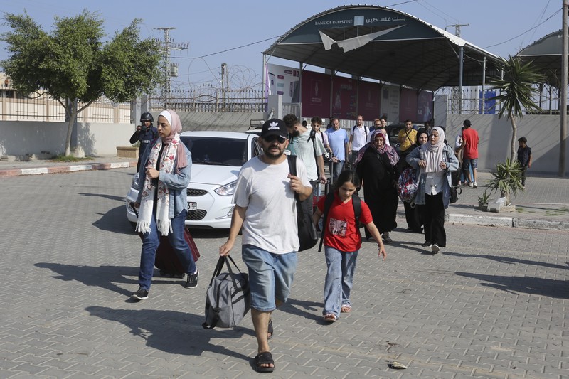 Warga Palestina mencari korban sehari setelah serangan Israel terhadap rumah-rumah di kamp pengungsi Jabalia di Jalur Gaza utara, 1 November 2023. (REUTERS/Mohammed Al-Masri)