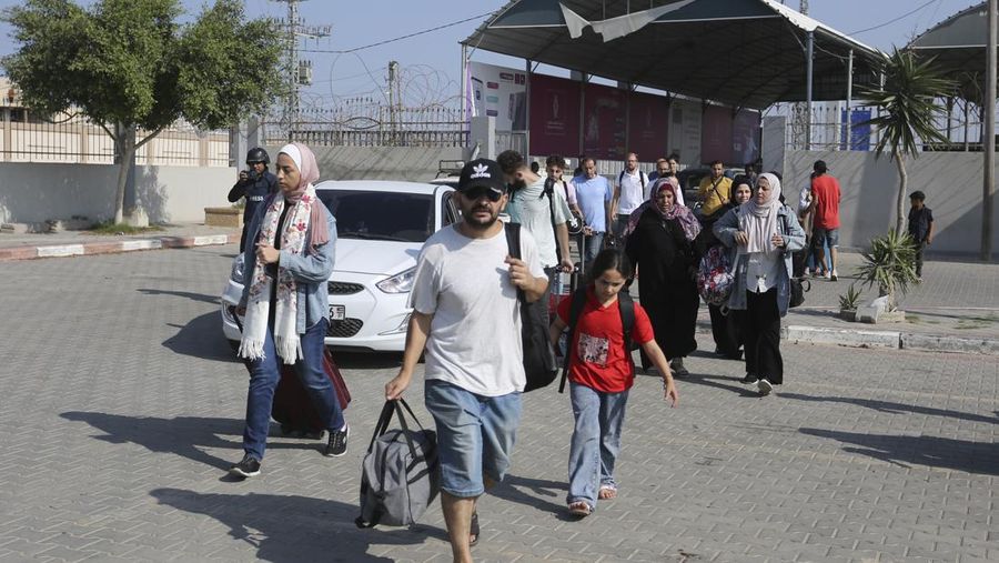 Warga Palestina mencari korban sehari setelah serangan Israel terhadap rumah-rumah di kamp pengungsi Jabalia di Jalur Gaza utara, 1 November 2023. (REUTERS/Mohammed Al-Masri)