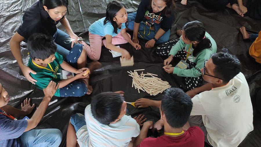 Anak-anak kelas Mengajar di Pasar Bersehati Manado. (Dok. Berbuat Baik)
