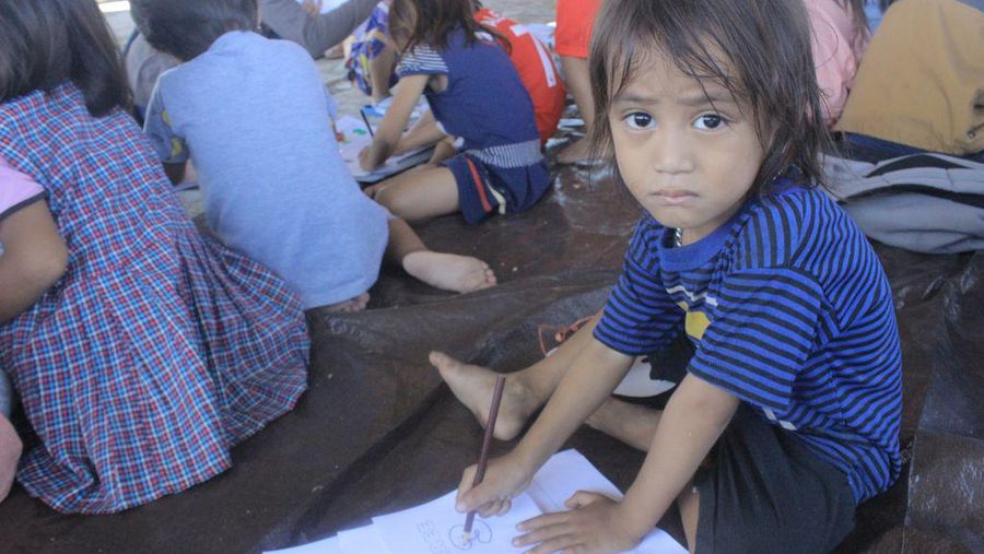 Anak-anak kelas Mengajar di Pasar Bersehati Manado. (Dok. Berbuat Baik)