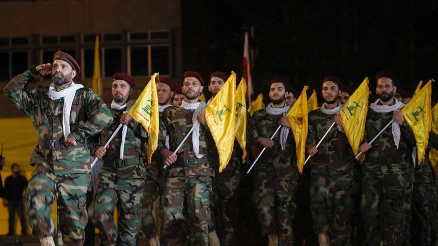 Anggota Hizbullah berbaris dengan bendera partai saat unjuk rasa memperingati Hari al-Quds, (Hari Yerusalem) di Beirut, Lebanon, 31 Mei 2019. (REUTERS/Aziz Taher/File Photo)