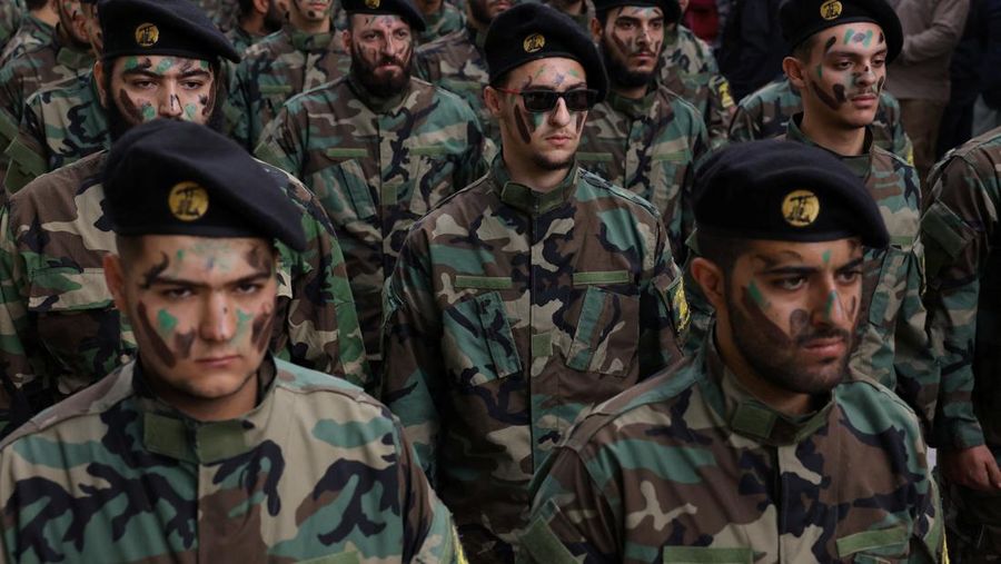 Anggota Hizbullah mengambil bagian dalam pemakaman anggota Hizbullah Abbas Shuman, yang terbunuh di Lebanon selatan di tengah ketegangan antara Israel dan Hizbullah, saat pemakamannya, di Baalbek, Lebanon, 23 Oktober 2023. (REUTERS/Amr Alfiky)