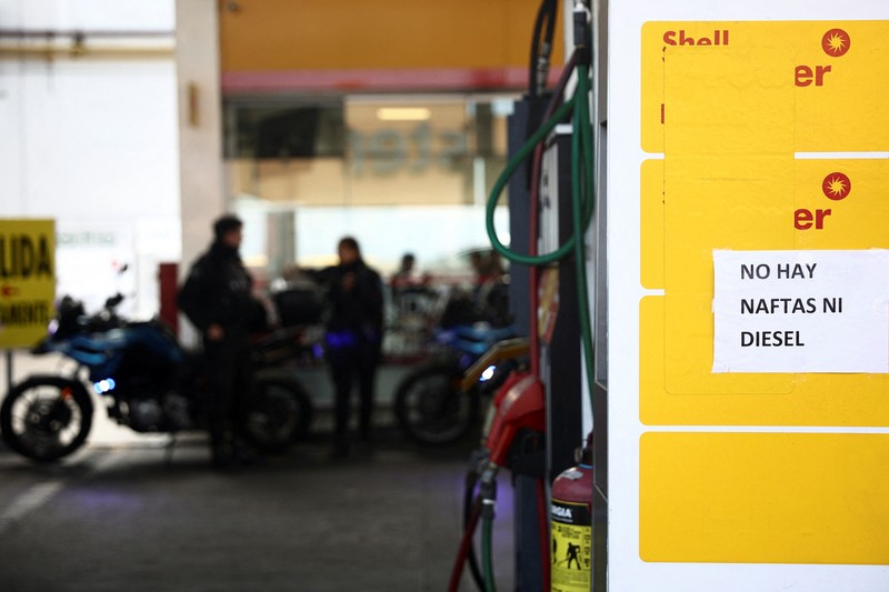 ARGENTINA-FUEL/ A sign reading