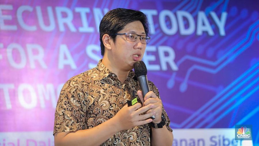 SIEM Product Manager Multipolar Technology, Ignasius Oky dalam acara CNBC Indonesia Cyber Security Forum di ALILA SCBD, Kamis (2/11/2023). (CNBC Indonesia/Faisal Rahman)