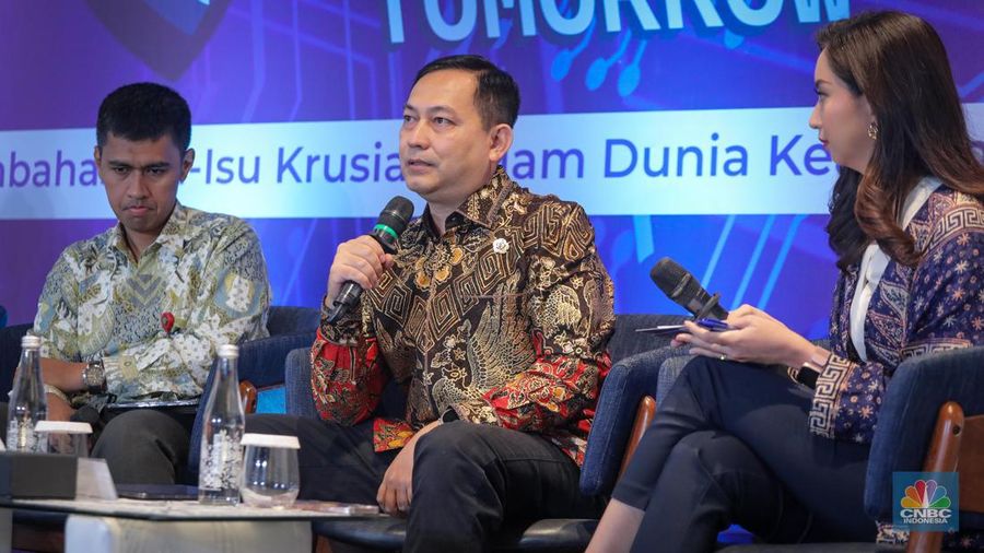 Direktur Pengkajian Ekonomi dan SKA Lemhannas RI, Laksamana TNI Ocktave Ferdinal dalam acara CNBC Indonesia Cyber Security Forum di ALILA SCBD, Kamis (2/11/2023). (CNBC Indonesia/Faisal Rahman)