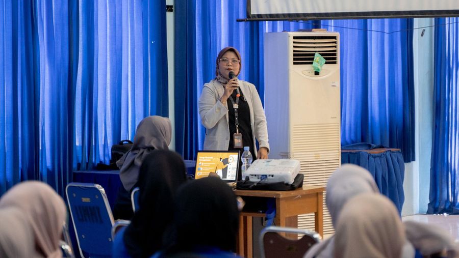 Dalam rangka perlunya memberikan literasi keuangan kepada masyarakat, Allo Bank dan InvestasiKu mendatangi kampus Universitas Muhammadiyah Sukabumi. Acara ini diadakan di Aula Kampus Universitas Muhammadiyah, Sukabumi pada hari Rabu, 01 November 2023 yang dihadiri oleh lebih dari 100 orang mahasiswa. (Dok. InvestasiKu)