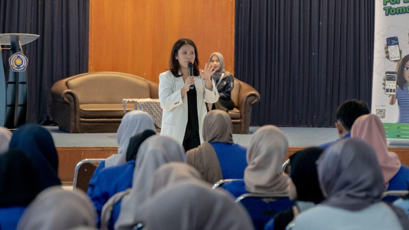 Dalam rangka perlunya memberikan literasi keuangan kepada masyarakat, Allo Bank dan InvestasiKu mendatangi kampus Universitas Muhammadiyah Sukabumi. Acara ini diadakan di Aula Kampus Universitas Muhammadiyah, Sukabumi pada hari Rabu, 01 November 2023 yang dihadiri oleh lebih dari 100 orang mahasiswa. (Dok. InvestasiKu)