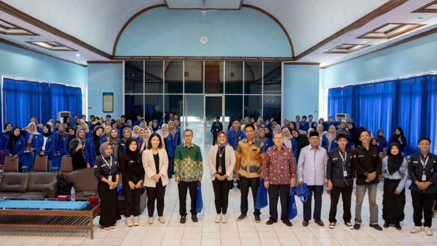 Dalam rangka perlunya memberikan literasi keuangan kepada masyarakat, Allo Bank dan InvestasiKu mendatangi kampus Universitas Muhammadiyah Sukabumi. Acara ini diadakan di Aula Kampus Universitas Muhammadiyah, Sukabumi pada hari Rabu, 01 November 2023 yang dihadiri oleh lebih dari 100 orang mahasiswa. (Dok. InvestasiKu)
