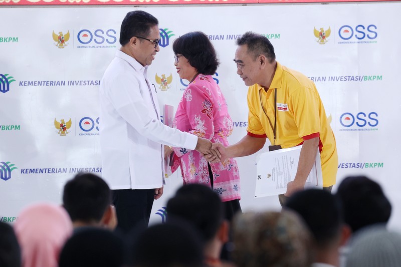 Deputi Bidang Pelayanan Penanaman Modal Kementerian Investasi/Badan Koordinasi Penanaman Modal, Achmad Idrus, memberikan sambutan pada acara Pemberian Nomor Induk Berusaha (NIB) Bagi Pelaku Usaha Mikro dan Kecil di Graha Dhomber, Balikpapan, Kalimantan Timur, Kamis (2/11/2023). Deputi Bidang Pelayanan Penanaman Modal Kementerian Investasi/Badan Koordinasi Penanaman Modal, Achmad Idrus, memberikan sambutan pada acara Pemberian Nomor Induk Berusaha (NIB) Bagi Pelaku Usaha Mikro dan Kecil di Graha Dhomber, Balikpapan, Kalimantan Timur, Kamis (2/11/2023). (Dok. Sampoerna)