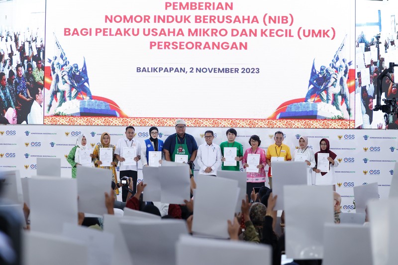 Deputi Bidang Pelayanan Penanaman Modal Kementerian Investasi/Badan Koordinasi Penanaman Modal, Achmad Idrus, memberikan sambutan pada acara Pemberian Nomor Induk Berusaha (NIB) Bagi Pelaku Usaha Mikro dan Kecil di Graha Dhomber, Balikpapan, Kalimantan Timur, Kamis (2/11/2023). (Dok. Sampoerna)