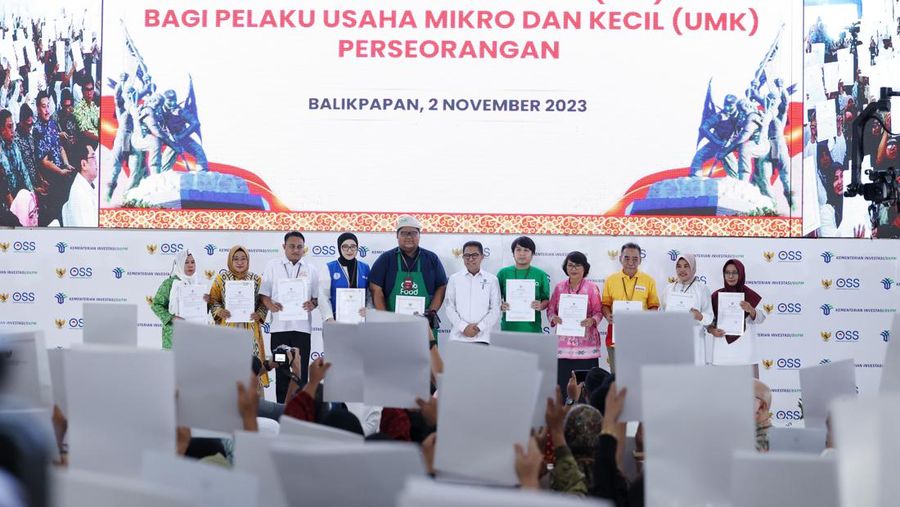 Deputi Bidang Pelayanan Penanaman Modal Kementerian Investasi/Badan Koordinasi Penanaman Modal, Achmad Idrus, memberikan sambutan pada acara Pemberian Nomor Induk Berusaha (NIB) Bagi Pelaku Usaha Mikro dan Kecil di Graha Dhomber, Balikpapan, Kalimantan Timur, Kamis (2/11/2023). (Dok. Sampoerna)