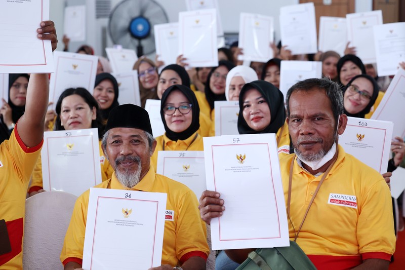Deputi Bidang Pelayanan Penanaman Modal Kementerian Investasi/Badan Koordinasi Penanaman Modal, Achmad Idrus, memberikan sambutan pada acara Pemberian Nomor Induk Berusaha (NIB) Bagi Pelaku Usaha Mikro dan Kecil di Graha Dhomber, Balikpapan, Kalimantan Timur, Kamis (2/11/2023). Deputi Bidang Pelayanan Penanaman Modal Kementerian Investasi/Badan Koordinasi Penanaman Modal, Achmad Idrus, memberikan sambutan pada acara Pemberian Nomor Induk Berusaha (NIB) Bagi Pelaku Usaha Mikro dan Kecil di Graha Dhomber, Balikpapan, Kalimantan Timur, Kamis (2/11/2023). (Dok. Sampoerna)