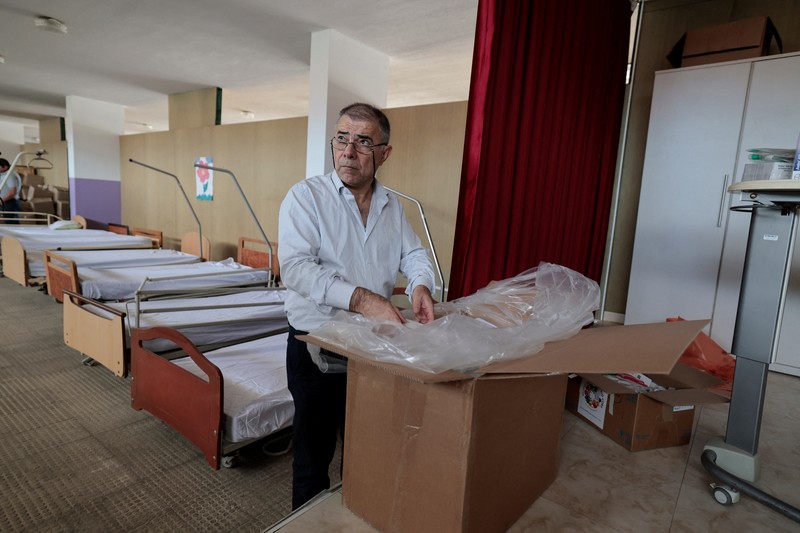 Seorang pria membawa kantong roti untuk dijual, di tengah ketegangan antara Israel dan Hizbullah, di desa Kristen Rmeish, Lebanon 31 Oktober 2023. (REUTERS/Zohra Bensemra)