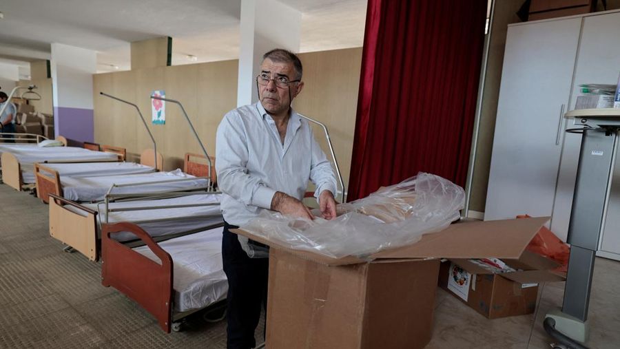 Seorang pria membawa kantong roti untuk dijual, di tengah ketegangan antara Israel dan Hizbullah, di desa Kristen Rmeish, Lebanon 31 Oktober 2023. (REUTERS/Zohra Bensemra)