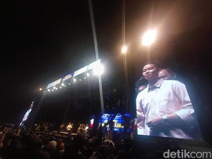 Hadiri Konser Dewa 19 di HUT Karanganyar, Gibran Borong Es Teh