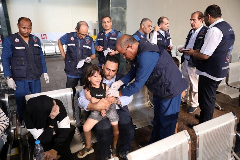 ISRAEL-PALESTINIANS/EGYPT-GAZA INJURED Egyptian quarantine doctors conduct medical examinations for foreign passport holders after their arrival at the Rafah crossing from Gaza, amid the ongoing conflict between Israel and the Palestinian Islamist group Hamas in Rafah, Egypt November 1, 2023 in this handout picture courtesy of the Egyptian Health Ministry. The Egyptian Health Ministry/Handout via REUTERS ATTENTION EDITORS - THIS IMAGE WAS PROVIDED BY A THIRD PARTY