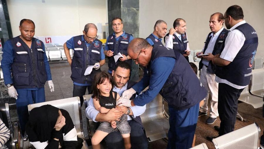 Egyptian quarantine doctors conduct medical examinations for foreign passport holders after their arrival at the Rafah crossing from Gaza, amid the ongoing conflict between Israel and the Palestinian Islamist group Hamas in Rafah, Egypt November 1, 2023 in this handout picture courtesy of the Egyptian Health Ministry. The Egyptian Health Ministry/Handout via REUTERS ATTENTION EDITORS - THIS IMAGE WAS PROVIDED BY A THIRD PARTY
