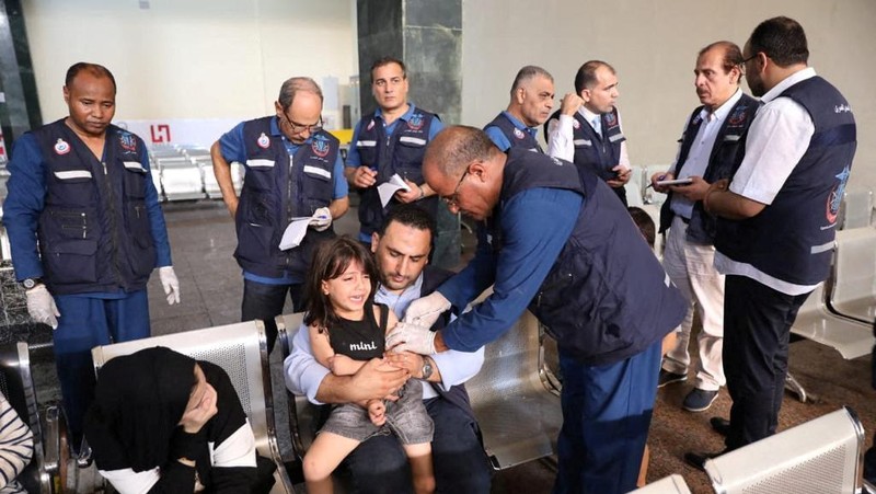 Egyptian quarantine doctors conduct medical examinations for foreign passport holders after their arrival at the Rafah crossing from Gaza, amid the ongoing conflict between Israel and the Palestinian Islamist group Hamas in Rafah, Egypt November 1, 2023 in this handout picture courtesy of the Egyptian Health Ministry. The Egyptian Health Ministry/Handout via REUTERS ATTENTION EDITORS - THIS IMAGE WAS PROVIDED BY A THIRD PARTY