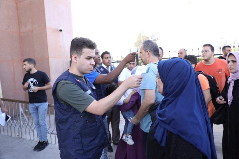 ISRAEL-PALESTINIANS/EGYPT-GAZA INJURED Egyptian quarantine doctors conduct medical examinations for foreign passport holders after their arrival at the Rafah crossing from Gaza, amid the ongoing conflict between Israel and the Palestinian Islamist group Hamas in Rafah, Egypt November 1, 2023 in this handout picture courtesy of the Egyptian Health Ministry. The Egyptian Health Ministry/Handout via REUTERS ATTENTION EDITORS - THIS IMAGE WAS PROVIDED BY A THIRD PARTY