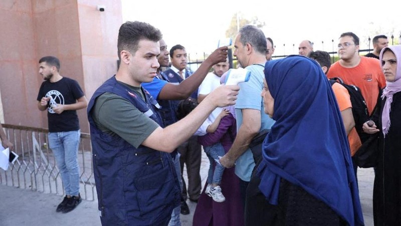 Egyptian quarantine doctors conduct medical examinations for foreign passport holders after their arrival at the Rafah crossing from Gaza, amid the ongoing conflict between Israel and the Palestinian Islamist group Hamas in Rafah, Egypt November 1, 2023 in this handout picture courtesy of the Egyptian Health Ministry. The Egyptian Health Ministry/Handout via REUTERS ATTENTION EDITORS - THIS IMAGE WAS PROVIDED BY A THIRD PARTY