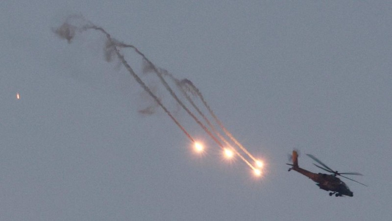 An Apache helicopter fires, amid the ongoing conflict between Israel and Palestinian Islamist group Hamas, as seen from Sderot in southern Israel, November 1, 2023. REUTERS/Ammar Awad