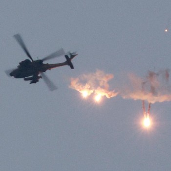Detik-Detik Helikopter Apache Israel Hujani Rudal di Gaza