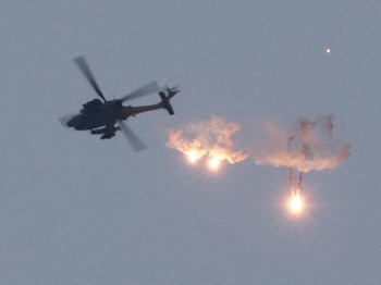 Detik-Detik Helikopter Apache Israel Hujani Rudal di Gaza