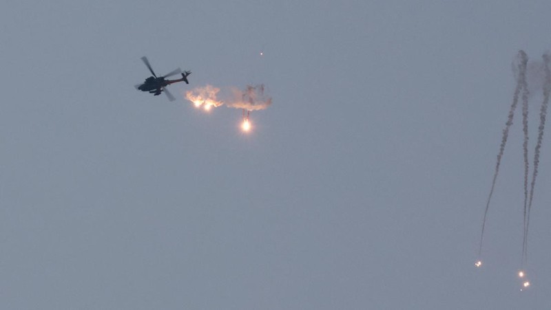 An Apache helicopter fires, amid the ongoing conflict between Israel and Palestinian Islamist group Hamas, as seen from Sderot in southern Israel, November 1, 2023. REUTERS/Ammar Awad