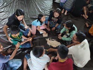 Komunitas Dinding Manado Bantu Anak-anak Belajar di Pasar, Mari Bantu