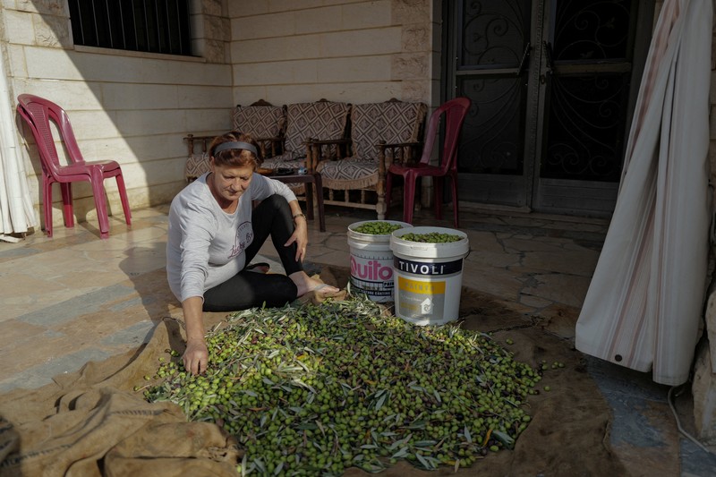 Seorang pria membawa kantong roti untuk dijual, di tengah ketegangan antara Israel dan Hizbullah, di desa Kristen Rmeish, Lebanon 31 Oktober 2023. (REUTERS/Zohra Bensemra)