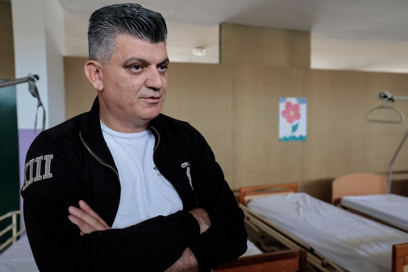 Seorang pria membawa kantong roti untuk dijual, di tengah ketegangan antara Israel dan Hizbullah, di desa Kristen Rmeish, Lebanon 31 Oktober 2023. (REUTERS/Zohra Bensemra)