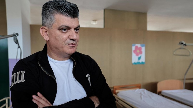 Seorang pria membawa kantong roti untuk dijual, di tengah ketegangan antara Israel dan Hizbullah, di desa Kristen Rmeish, Lebanon 31 Oktober 2023. (REUTERS/Zohra Bensemra)