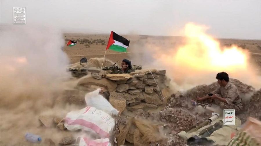Pejuang Houthi menembakkan granat anti-tank saat melakukan manuver militer di dekat Sanaa, Yaman, 30 Oktober 2023. (Houthi Media Center/Handout via REUTERS)