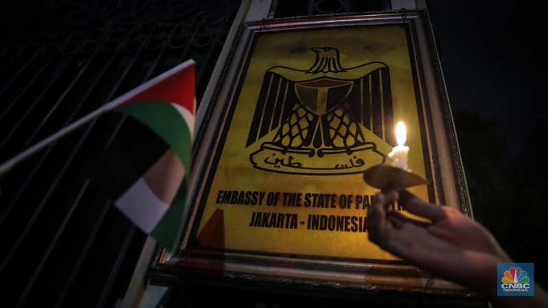 Sejumlah elemen masyarakat menyalakan lilin melakukan doa bersama saat mengikuti aksi damai Bela Palestina di Kedutaan Besar (Kedubes) Palestina, Jakarta, Kamis (2/11/2023) malam. (CNBC Indonesia/Faisal Rahman)
