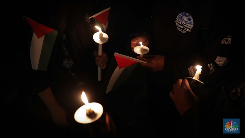 Sejumlah elemen masyarakat menyalakan lilin melakukan doa bersama saat mengikuti aksi damai Bela Palestina di Kedutaan Besar (Kedubes) Palestina, Jakarta, Kamis (2/11/2023) malam. Sejumlah elemen masyarakat menyalakan lilin melakukan doa bersama saat mengikuti aksi damai Bela Palestina di Kedutaan Besar (Kedubes) Palestina, Jakarta, Kamis (2/11/2023) malam. (CNBC Indonesia/Faisal Rahman)