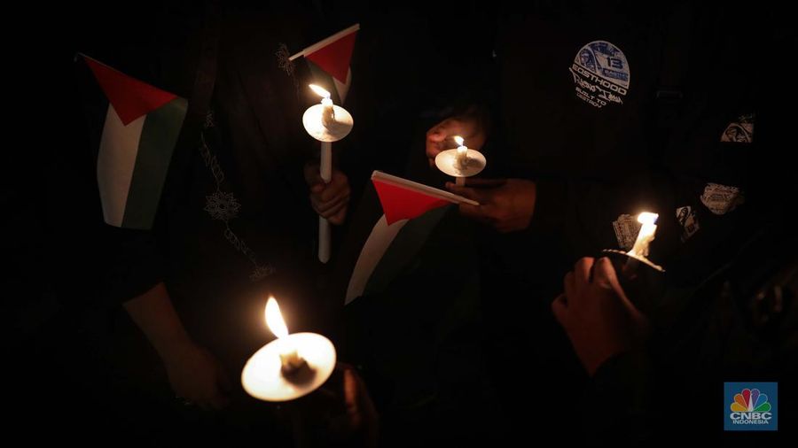 Sejumlah elemen masyarakat menyalakan lilin melakukan doa bersama saat mengikuti aksi damai Bela Palestina di Kedutaan Besar (Kedubes) Palestina, Jakarta, Kamis (2/11/2023) malam. (CNBC Indonesia/Faisal Rahman)