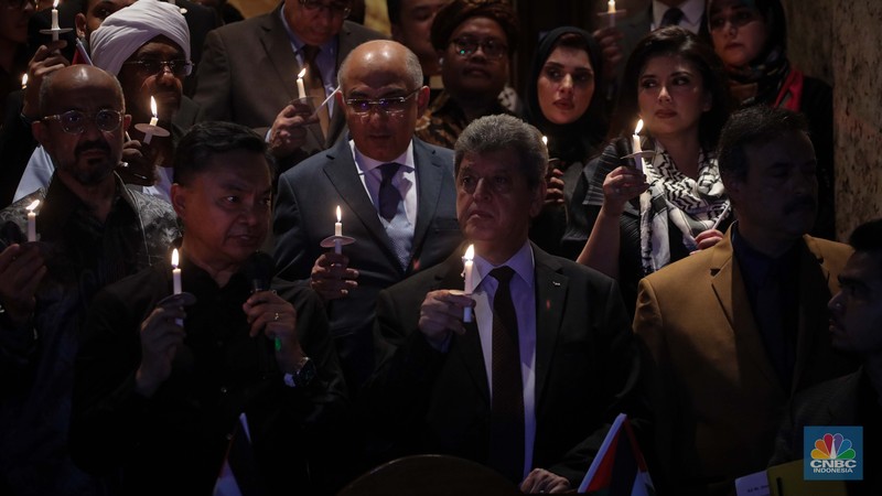 Sejumlah elemen masyarakat menyalakan lilin melakukan doa bersama saat mengikuti aksi damai Bela Palestina di Kedutaan Besar (Kedubes) Palestina, Jakarta, Kamis (2/11/2023) malam. Sejumlah elemen masyarakat menyalakan lilin melakukan doa bersama saat mengikuti aksi damai Bela Palestina di Kedutaan Besar (Kedubes) Palestina, Jakarta, Kamis (2/11/2023) malam. (CNBC Indonesia/Faisal Rahman)