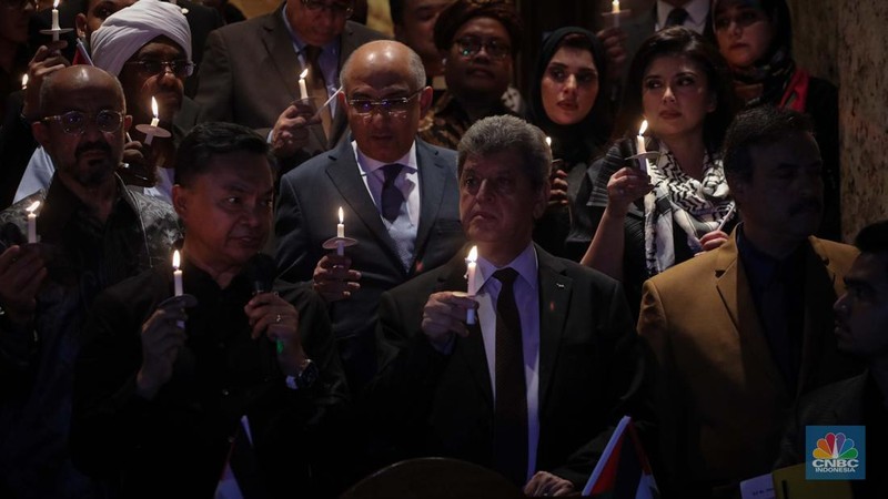 Sejumlah elemen masyarakat menyalakan lilin melakukan doa bersama saat mengikuti aksi damai Bela Palestina di Kedutaan Besar (Kedubes) Palestina, Jakarta, Kamis (2/11/2023) malam. (CNBC Indonesia/Faisal Rahman)