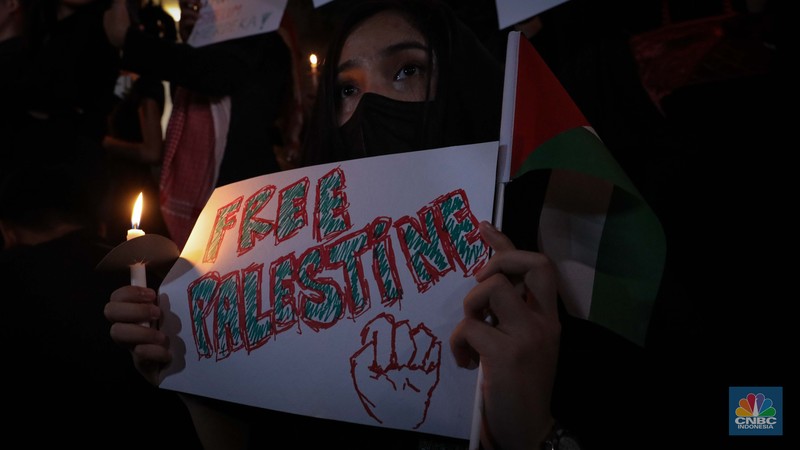Sejumlah elemen masyarakat menyalakan lilin melakukan doa bersama saat mengikuti aksi damai Bela Palestina di Kedutaan Besar (Kedubes) Palestina, Jakarta, Kamis (2/11/2023) malam. Sejumlah elemen masyarakat menyalakan lilin melakukan doa bersama saat mengikuti aksi damai Bela Palestina di Kedutaan Besar (Kedubes) Palestina, Jakarta, Kamis (2/11/2023) malam. (CNBC Indonesia/Faisal Rahman)