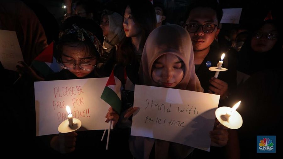 Sejumlah elemen masyarakat menyalakan lilin melakukan doa bersama saat mengikuti aksi damai Bela Palestina di Kedutaan Besar (Kedubes) Palestina, Jakarta, Kamis (2/11/2023) malam. (CNBC Indonesia/Faisal Rahman)