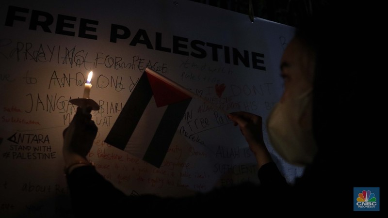 Sejumlah elemen masyarakat menyalakan lilin melakukan doa bersama saat mengikuti aksi damai Bela Palestina di Kedutaan Besar (Kedubes) Palestina, Jakarta, Kamis (2/11/2023) malam. Sejumlah elemen masyarakat menyalakan lilin melakukan doa bersama saat mengikuti aksi damai Bela Palestina di Kedutaan Besar (Kedubes) Palestina, Jakarta, Kamis (2/11/2023) malam. (CNBC Indonesia/Faisal Rahman)