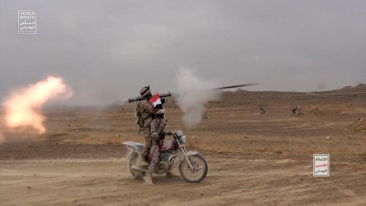 Seorang pejuang Houthi menembakkan granat RPG saat melakukan manuver militer di dekat Sanaa, Yaman, 30 Oktober 2023. (Houthi Media Center/Handout via REUTERS)