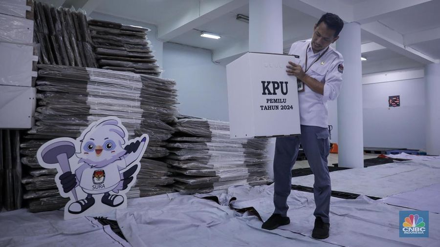 Seorang petugas KPU Jakarta Pusat menata tumpukan kotak suara Pemilu 2024 di Gudang Logistik KPU Kota Administrasi Jakarta Pusat, Sawah Besar, Jakarta, Kamis (2/11/2023). (CNBC Indonesia/Faisal Rahman)