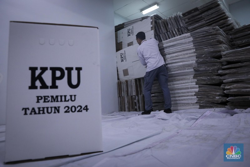 Seorang petugas KPU Jakarta Pusat menata tumpukan kotak suara Pemilu 2024 di Gudang Logistik KPU Kota Administrasi Jakarta Pusat, Sawah Besar, Jakarta, Kamis (2/11/2023). Seorang petugas KPU Jakarta Pusat menata tumpukan kotak suara Pemilu 2024 di Gudang Logistik KPU Kota Administrasi Jakarta Pusat, Sawah Besar, Jakarta, Kamis (2/11/2023). (CNBC Indonesia/Faisal Rahman)