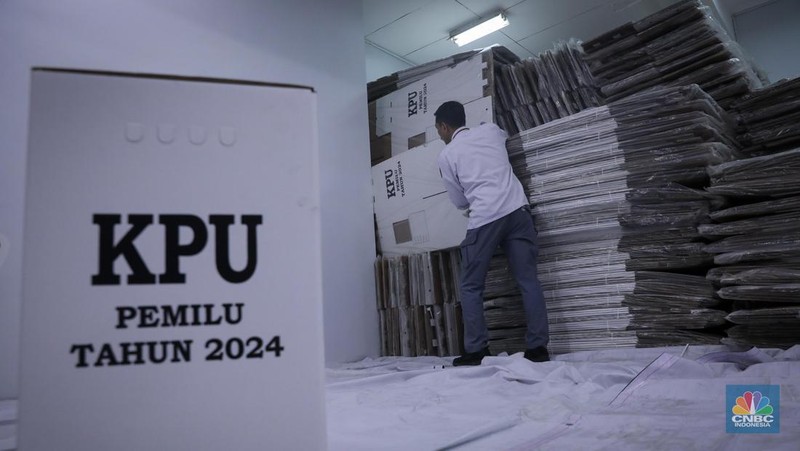 Seorang petugas KPU Jakarta Pusat menata tumpukan kotak suara Pemilu 2024 di Gudang Logistik KPU Kota Administrasi Jakarta Pusat, Sawah Besar, Jakarta, Kamis (2/11/2023). (CNBC Indonesia/Faisal Rahman)