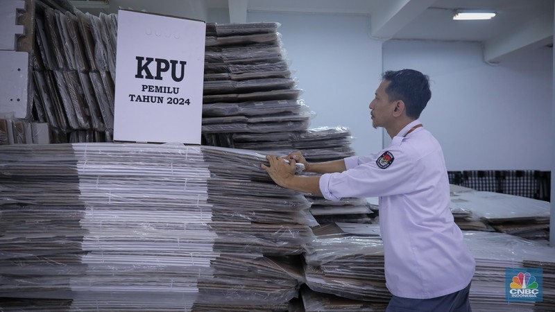 Seorang petugas KPU Jakarta Pusat menata tumpukan kotak suara Pemilu 2024 di Gudang Logistik KPU Kota Administrasi Jakarta Pusat, Sawah Besar, Jakarta, Kamis (2/11/2023). Seorang petugas KPU Jakarta Pusat menata tumpukan kotak suara Pemilu 2024 di Gudang Logistik KPU Kota Administrasi Jakarta Pusat, Sawah Besar, Jakarta, Kamis (2/11/2023). (CNBC Indonesia/Faisal Rahman)